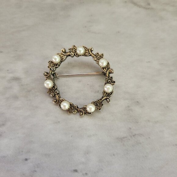 Vintage Floral Wreath Circle Brooch Pin Gold Tone Faux Pearl Flower Jewelry - Picture 1 of 9
